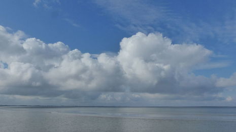 Cumulus-Wolken über dem ostfriesischen Festland (Niedersachen) 