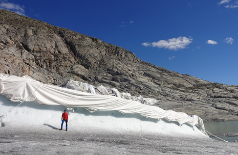 Unter einer Gletscherabdeckung am Rhonegletscher ist in einem Jahr rund 4 Meter weniger Eis geschmolzen als im nicht abgedeckten Bereich. Foto: Matthias Huss/WSL (Quelle Matthias Huss/WSL)