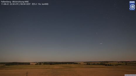 Webcambild Falkenberg mit Nachthimmel und Sternschnuppe aufgenommen am 12.08.2022 00:30 MESZ (Quelle Deutscher Wetterdienst)