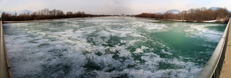 Dargestellt ist der Inn bei Brannenburg. Am 05. Februar 2012 war dieser zum Teil gefroren. Das Bild wurde von einer Brücke aus aufgenommen und zeigt die auf dem Wasser treibenden Eisschollen. (Quelle Claudia Hinz, DWD)