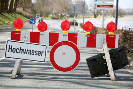 Straßensperrung wegen Hochwasser in Rinteln, Niedersachsen © Martina Berg - stock.adobe.com