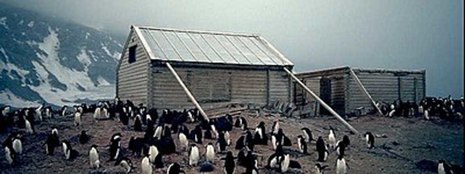 Carsten Egeberg Borchgrevinks Holzhütte zur Überwinterung am Kap Adare (Antarktis) (Quelle Wikipedia)