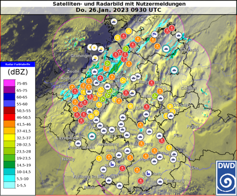 Satelliten- und Radarbild von Deutschland mit Nutzermeldungen vom 26.01.2023, 09:30 UTC
