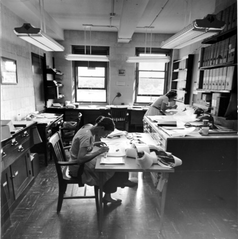 Das Bild zeigt Joanne Simpson in den 1950er-Jahren gebeugt über ihren Schreibtisch beim Studium von Wolkenformationen.