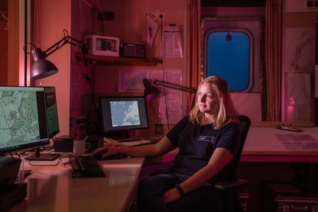 Das Bild zeigt eine Meteorologin an ihrem Arbeitsplatz auf Forschungseisbrechers FS Polarstern.