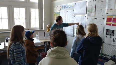 Eine Besuchergruppe des Zukunftstages schaut beim DWD in Hamburg auf die Wetterkarten (Quelle Frank Kahl/DWD)