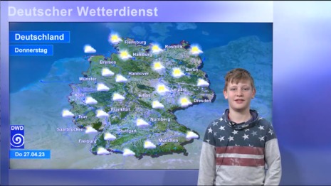 Jonathan Paulat probiert sich in Offenbach an einer Wettermoderation (Quelle DWD - Deutscher Wetterdienst)