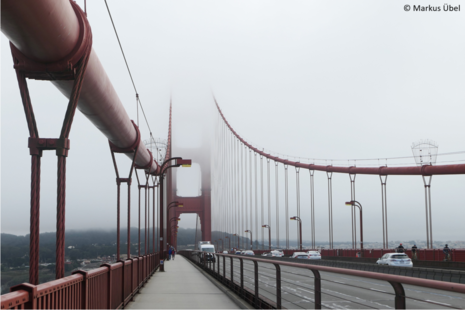 Brückenpfeiler der Golden Gate Bridge im Nebel am 13. Oktober 2022, 16:00 Uhr (Ortszeit)