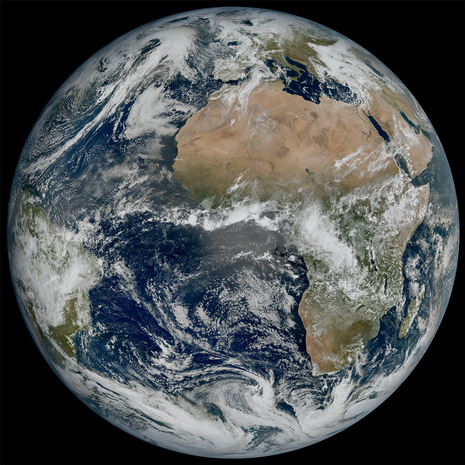 Darstellung einer Aufnahme der gesamten, vom Satelliten der dritten Generation aus der sichtbaren Hemisphäre. Durch die neuen Spektralkanäle sind jetzt u.a. auch Aufnahmen in Echtfarben möglich. Aufnahme vom 18.3.2023, 11:50 UTC