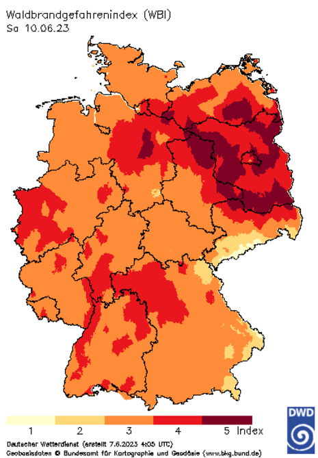 Deutschlandkarte der Waldbrandgefahr für Samstag den 10.06.2023. Verbreitet wird eine mittlere bis hohe, Nordosten auch sehr hohe Waldbrandgefahr berechnet.