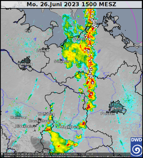 Radarbild und Blitze der Gewitterlinie am 26. Juni 2023 über Nordostdeutschland. (Quelle DWD)