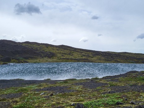 Aufgewirbelte Wasseroberfläche eines Gletschersees in der Nähe der Gletscherzunge Svínafellsjökull