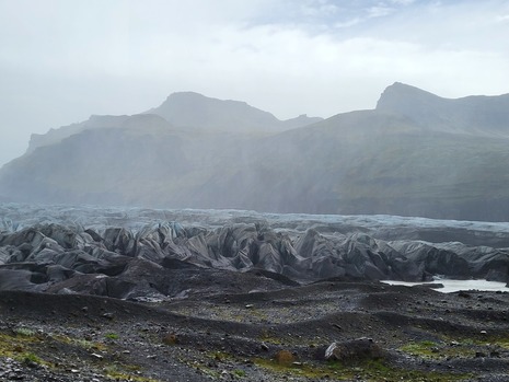 Umhergewirbelter Regen über der Gletscherzunge Svínafellsjökull