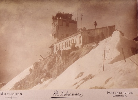 Meteorologischer Turm auf der Zugspitze, aufgenommen am 8. November 1899 (Privatbesitz Lüdecke). (Quelle Privatbesitz Prof. Dr. Cornelia Lüdecke)