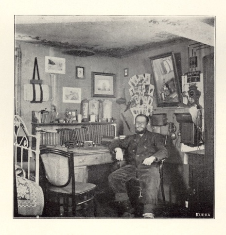 Enzensperger an seinem Schreibtisch im Meteorologischen Turm auf der Zugspitze (Enzensperger 1905). (Quelle Johann Josef Enzensperger 1905)