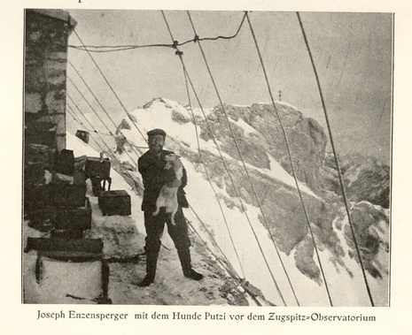 Enzensperger mit seinem Hund Putzi von dem Zugspitz-Observatorium (Enzensperger 1905). (Quelle Johann Josef Enzensperger 1905)