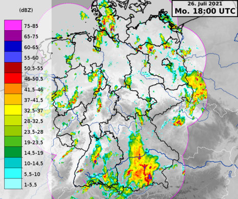 Niederschlagsradar bei einer sommerlichen Gewitterlage. Die blaue Einfärbung weißt auf Hagel hin.