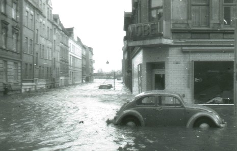 Sturmflut 1962 in Hamburg-Wilhelmsburg, Vogelhüttendeich 69 / Ecke Ilenbrook, fotografiert von Gerhard Pietsch (Quelle Wikipedia)