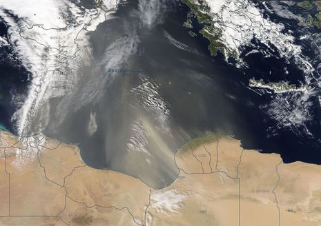 Bild 1: MOSIS/AQUA-Echtfarben-Satellitenbild zeigt den Ausbruch von Saharastaub ins Mittelmeer, verursacht durch einen Staubsturm in Libyen. (Quelle NASA-Worldview)