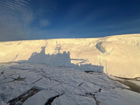 Foto mit Schattenwurf von FS Polarstern auf die Schlefeiskante des Amery Eisschelfs. (Quelle Sonja Stöckle (DWD))