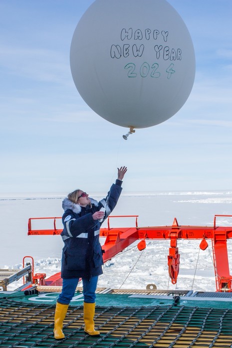 Das Foto zeigt die Bordmeteorologin Sonja Stöckle beim Radiosondenaufstieg am 01.01.2024 (Neujahr) auf FS Polarstern (Quelle Katrin Ederer, Sonja Stöckle)