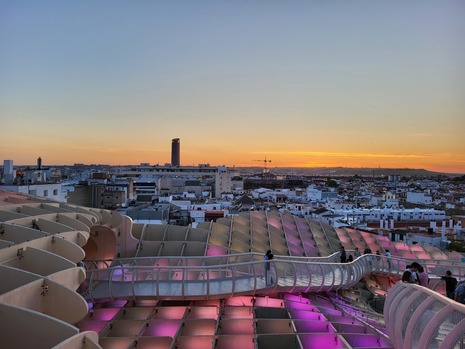 Sonnenuntergang über den Dächern von Sevilla
