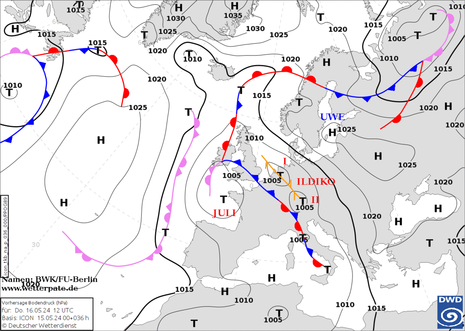 Karte zeigt Nordatlantik und Europa. Dargestellt ist der Bodendruck, Tief- und Hochdruckzentren sowie die zugehörigen Frontensysteme. (Quelle Deutscher Wetterdienst)