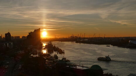 Sonnenaufgang mit Lichtsäule über der Elbe in Hamburg 