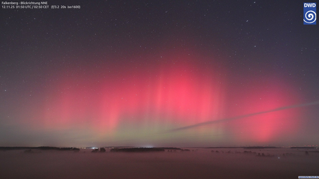 Das Webcambild von Falkenberg (DWD) zeigte heute Früh wunderschönes rotes und schwaches grünes Polarlicht über einer Nebelbank.