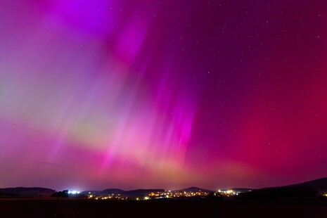 Bei diesem Foto vom Mai 2024 aus Osthessen ist gut zu sehen, in welchen unterschiedlichen Farben Polarlichter auftreten können.