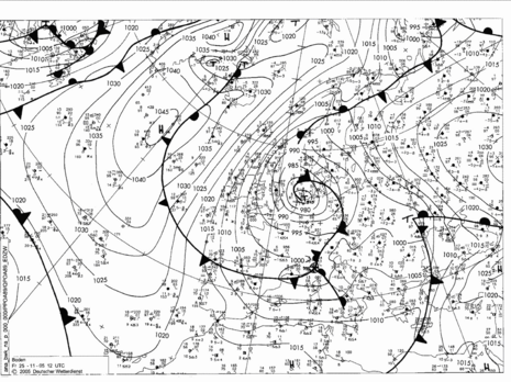 Zu sehen ist die Großwetterlage über Europa am 25.11.2005 um 12 UTC. Deutlich wird das Sturmtief THORSTEN mit seinem Kern nahe des Emslandes. Auf der Südflanke setzte neben stürmischem Wind auch intensiver Niederschlag ein. (Quelle: DWD)
