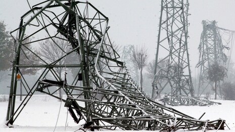 Zu sehen sind durch massiven Nassschnee umgeknickte Strommasten bei Laer. (Quelle:https://www1.wdr.de/fernsehen/heimatflimmern/masten-bei-laer-100~_v-ARDFotogalerie.jpg / WDR)