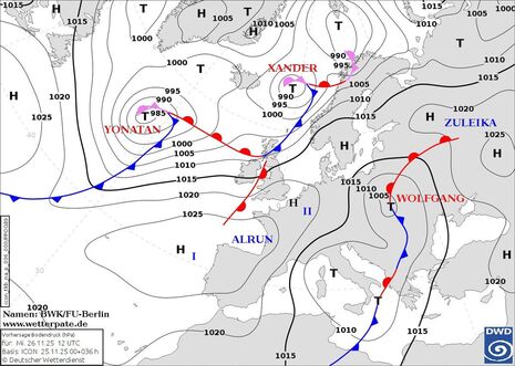 Prognosekarte Bodendruck und Lage der Fronten mit Namen der steuernden Hoch- und Tiefdruckgebiete für den morgigen Mittwoch, den 26.11.2025 12 UTC