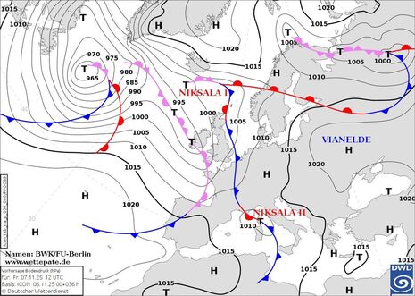 Prognosekarte Bodendruck und Lage der Fronten mit Namen der steuernden Hoch- und Tiefdruckgebiete für den heutigen Freitag, den 07.11.2025 12 UTC