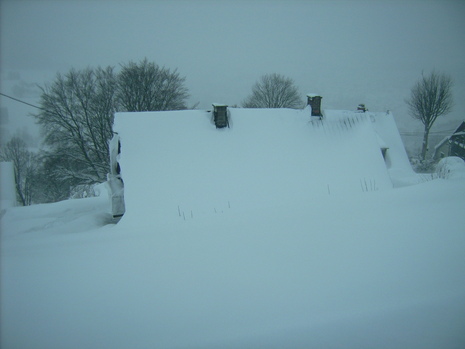 Zugewehte Häuser auf dem Aschberg im oberen Vogtland nach den Schneefällen vom 14.12. auf den 15.12.2010. In der Nacht fiel fast 1m Neuschnee.