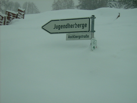 Zugeschneite Straßenschilder