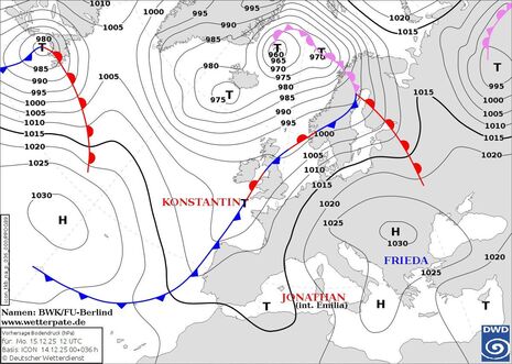 Prognosekarte Bodendruck und Lage der Fronten mit Namen der steuernden Hoch- und Tiefdruckgebiete für den heutigen Montag, den 15.12.2025 12 UTC