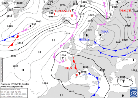Bei der Großwetterlage dominiert in den kommenden Weihnachtsfeiertagen der Einfluss eines sich über Skandinavien kräftigenden Hochs, das eine bodennahe Ostströmung und die Zufuhr kalter Luft in Gang kommen lässt.
