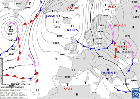 Prognosekarte Bodendruck und Lage der Fronten mit Namen der steuernden Hoch- und Tiefdruckgebiete für den morgigen Montag, den 29.12.2025 12 UTC. Quelle: DWD / Namen: FU Berlin