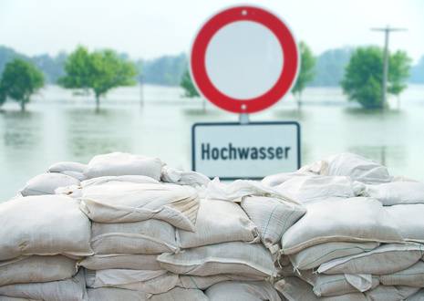 Hochwasser mit Straßensperre (Quelle (Quelle: @PhotographyByMK -stock.adobe.com))