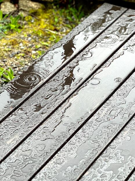 Foto zeigt von Regen benetzte Holzdielen. (Quelle DWD - Deutscher Wetterdienst)