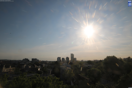Webcamfoto zeigt die aufgehende Sonne über Offenbach. (Quelle DWD)