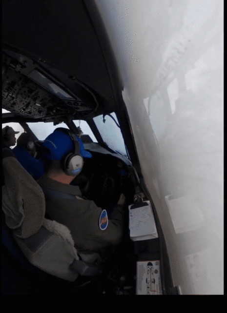 Flug der NOAA Hurricane Hunters durch die Eyewall von ERIN ins Auge des Hurrikans.