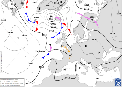 Prognostizierte Wetterlage für Dienstag, 12. August um 14 Uhr mit Hoch JULIA über Osteuropa, einem Randtief über England sowie Zufuhr heißer subtropischer Luft von Süden. (Quelle: DWD)