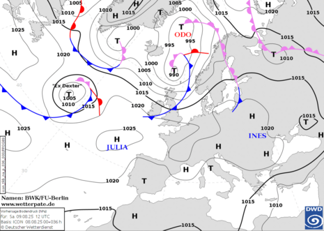 Prognostizierte Wetterlage Samstag, 9. August um 14 Uhr mit Hoch Julia über dem Ostatlantik und Hoch INES über Osteuropa. (Quelle: TKB-DWD)