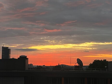 Morgenrot am 21.09.2025 um 7:02 Uhr MESZ an der DWD-Zentrale (Quelle: Simon Trippler, DWD)