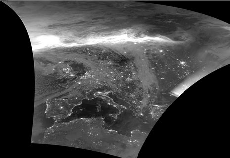 DNB-Bild Ausschnitt Europa mit beleuchteten Ballungsräumen sowie Polarlichtern über Nordeuropa