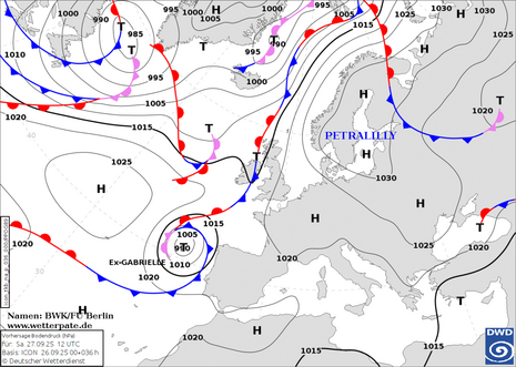 DWD-Vorhersagekarte für den Bodendruck und die Luftmassengrenzen im Bereich von Europa und dem Nordostatlantik für Samstag, den 27. September 2025, 12 UTC auf Basis des ICON-Modelllaufs vom 26. September 2025, 00 UTC.