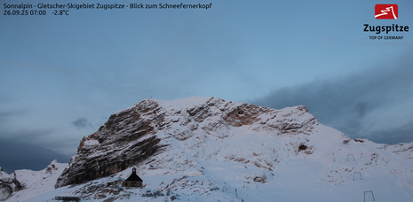 Webcamfoto vom Gletscher-Skigebiet Zugspitze aus mit Blick zum Schneefernerkopf von Freitag, den 26. September 2025, 07 Uhr MESZ.