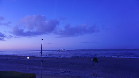 Die Blaue Stunde auf Norderney mit dem charakteristischen, blauen Licht.